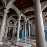 ...e ritmato da una selva di alte colonne in granito su cui insistono le arcate in pietra che reggono l�elegante cassettonato ligneo del soffitto